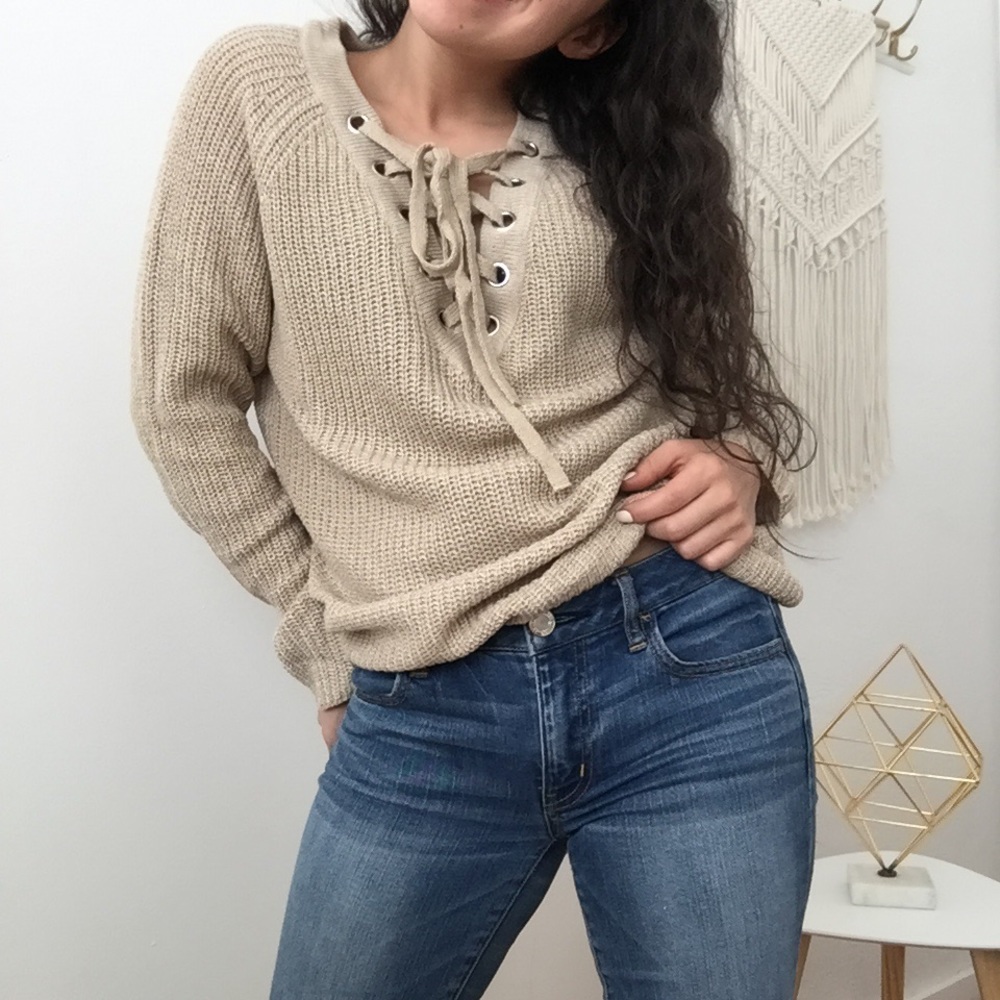 ❗️One Left❗️NWT Lace V- Neck Sweater - Picture 5 of 8
